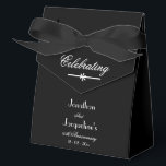 Ballotins Anniversaire du grand Mariage noir et blanc chic<br><div class="desc">Élégant Script Chic Classy Noir & Blanc Grand Taille Mariage Anniversaire Ballotins Avec Noms Personnalisés. Cliquez sur personnaliser ce modèle pour le customiser avec n'importe quel nombre d'années que vous avez besoin des Ballotins de l'anniversaire du Mariage pour montrer, les Noms de mariée et de chambre, et la Date de...</div>