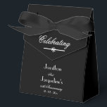 Ballotins Anniversaire du grand Mariage noir et blanc chic<br><div class="desc">Élégant Script Chic Classy Noir & Blanc Grand Taille Mariage Anniversaire Ballotins Avec Noms Personnalisés. Cliquez sur personnaliser ce modèle pour le customiser avec n'importe quel nombre d'années que vous avez besoin des Ballotins de l'anniversaire du Mariage pour montrer, les Noms de mariée et de chambre, et la Date de...</div>