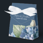 Ballotins Aquarelle bleu romantique Hydrangea Fleurs sur Mar<br><div class="desc">Cette boîte cadeau mariage romantique présente une aquarelle fleurie avec des hydrangées bleues sur un arrière - plan bleu marine. De délicieux bouquets de fleurs d'hydrangée sont représentés autour de la partie inférieure.</div>