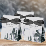 Ballotins Arbres d'hiver Moderne Forêt de neige Fête de vaca<br><div class="desc">Une belle scène hivernale d'une forêt enneigée d'épinettes et de sapins vert foncé et d'un ciel gris pâle décore ce ballotin de fête de vacances pour un gala de mariage ou de Noël. Ce dessin moderne d'un paysage naturel enneigé est parfait pour un événement de décembre ou janvier.</div>