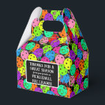 Ballotins Balles de la fête du Pickleball sur le Merci noir<br><div class="desc">Pickleball party, personnalisée, ligue de la fin de saison rec, tournoi de pickleball merci les faveurs. Sac cadeau ballotin de fête du pickleball festif pour tout joueur de pickleball avec confettis colorés et ballons de pickleball sur un arrière - plan noir. Bleu, rouge, vert vif, jaune, rose et violet ballons...</div>
