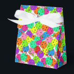 Ballotins Ballons colorés de la fête du Pickleball<br><div class="desc">Sac cadeau ballotin festive pour tout joueur de pickleball avec confettis colorés et ballons de pickleball sur un arrière - plan blanc. Bleu, rouge, vert vif, jaune, rose et violet ballons faits de boules de pickleball. Fête de fin de saison, félicitations, sac cadeau de tournoi ballotin pour votre maman, papa,...</div>