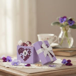 Ballotins Ballotin "Cœur de Violettes"<br><div class="desc">Offrez vos cadeaux avec style grâce à ce magnifique ballotin décoré de notre motif exclusif "Cœur de Violettes". Ce design poétique, composé de fleurs de violettes aux teintes pourpres et bordeaux sur un fond lavande délicat, apporte une touche artistique immédiate à vos présents. Détails du produit : Design : Impression...</div>