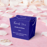 Ballotins Ballotin de traitement de fête<br><div class="desc">Cette boîte de faveur de la fête est affichée dans une élégante couleur bleue royale. Customisez cet élément et modifiez l'exemple de texte sur le vôtre. Astuce : Ajoutez simplement vos bonnes friandises et ajoutez un ruban festif.</div>