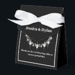Ballotins Ballotin de traitement de fête<br><div class="desc">Cette boîte de fête est présentée dans une élégante couleur noir et blanc avec un accent brillant diamant au centre avant. Customisez cet élément et modifiez l'exemple de texte sur le vôtre avec ce modèle. Astuce : Ajoutez simplement vos bonnes friandises et ajoutez un ruban festif.</div>