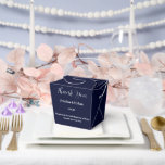 Ballotins Ballotin de traitement de fête<br><div class="desc">Cette boîte de faveur de fête est affichée dans une élégante couleur marine. Customisez cet élément et modifiez l'exemple de texte sur le vôtre. Astuce : Ajoutez simplement vos bonnes friandises et ajoutez un ruban festif.</div>