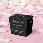 Ballotins Ballotin de traitement de fête<br><div class="desc">Cette boîte de faveur de fête est affichée dans une couleur noire élégante. Customisez cet élément et modifiez l'exemple de texte sur le vôtre. Astuce : Ajoutez simplement vos bonnes friandises et ajoutez un ruban festif.</div>