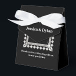 Ballotins Ballotin de traitement de fête<br><div class="desc">Cette boîte de fête est présentée dans une élégante couleur noir et blanc avec un accent brillant diamant au centre avant. Customisez cet élément et modifiez l'exemple de texte sur le vôtre avec ce modèle. Astuce : Ajoutez simplement vos bonnes friandises et ajoutez un ruban festif.</div>