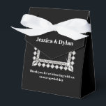 Ballotins Ballotin de traitement de fête<br><div class="desc">Cette boîte de fête est présentée dans une élégante couleur noir et blanc avec un accent brillant diamant au centre avant. Customisez cet élément et modifiez l'exemple de texte sur le vôtre avec ce modèle. Astuce : Ajoutez simplement vos bonnes friandises et ajoutez un ruban festif.</div>