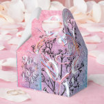 Ballotins Ballotin Ode to Love Conçu par Adiela Akoo<br><div class="desc">Ode to Love Ballotin - est un symbole d'amour magnifiquement conçu tout en faisant une déclaration de mode magnifiquement attirant les yeux. Le design provient de la couverture de l'édition inaugurale de la revue littéraire The Quilled Ink Review, sur le thème Ode to Love, qui est remplie de poésie et...</div>