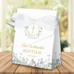 Ballotins Baptême Baptême Verdure Foliage<br><div class="desc">Baptême floral élégant ou ballotin baptisant avec une jolie guirlande de laurier et croix d'or avec nom personnalisé et date spéciale dans la typographie or chic. Vous pouvez également personnaliser avec votre propre message de remerciement sous le couvercle. Une façon parfaite de remercier vos invités ! Conçu par Thisisnotme©</div>