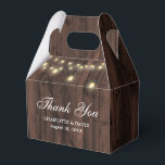 Ballotins Barne Bois Chaîne Lumières Mariage Merci<br><div class="desc">Mariage en bois rustique merci ballotin avec des lampes à cordes sur un arrière - plan en bois de grange.</div>