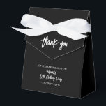 Ballotins Black & White | Boîte de remerciement pour fête d'<br><div class="desc">Remerciez vos invités avec cette boîte de faveur d'anniversaire personnalisée. Ce design présente une écriture chic au pinceau "Merci" "La fête d'anniversaire de 80 ans de votre nom. Cette boîte de faveur personnalisée ajoutera une touche personnelle à vos célébrations spéciales. Les invitations et les fournitures de fête assorties sont disponibles...</div>