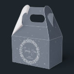 Ballotins Bleu gris brillant Merci<br><div class="desc">Une couronne de Noël de lumières scintillantes contre un arrière - plan gris-bleu. La police de script "Merci" est une image, elle peut donc être redimensionnée, pivotée et repositionnée. Le reste du texte est entièrement modifiable. D'autres couleurs, différentes tailles/formes de ballotin et d'éléments de coordination sont disponibles dans mon magasin....</div>