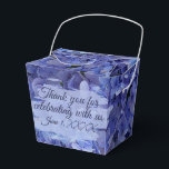 Ballotins Bleue Hydrangea Florale À Emporter<br><div class="desc">Apportez une élégance florale à votre célébration avec cette boîte à emporter en hydrangea bleu. Avec des fleurs vives d'indigo et de cobalt dans un design artistique global, elle est parfaite pour les mariages, les douches de mariée, les fêtes de jardin et les événements côtiers. Idéal pour les faveurs, les...</div>