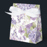 Ballotins Boîte à friandises pour fête<br><div class="desc">La boîte cadeau est illustrée d'une jolie impression aquarelle de fleurs d'hydrangea violettes.
Personnalisez cet article et ajoutez-le ou achetez-le tel quel.
Astuce : Ajoutez un autocollant avec des noms et un joli ruban.






Image licenciée



















Astuce : Ajoutez simplement vos délicieuses friandises et un ruban festif.</div>