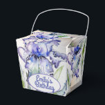 Ballotins Boîte de bonbons de gâteau d'anniversaire à fleurs<br><div class="desc">Boîtes de bonbons de gâteau de mariage/d'anniversaire à fleurs d'iris bleues jolies,  avec nom entièrement personnalisable. Conçues à partir de l'une de mes peintures à l'aquarelle.</div>