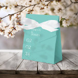 Ballotins Boîte de cadeaux de mariage verts minimalistes<br><div class="desc">Adoptez l'élégance avec notre boîte de cadeau de mariage vert minimaliste, conçue pour le couple moderne. Cet ensemble d'invitation présente une teinte verte sarcelle vibrante qui dégage une sensation de joie et de célébration. Le texte est présenté dans une police facile à lire, garantissant la clarté et la sophistication. Une...</div>