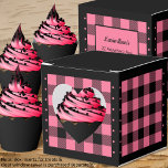 Ballotins Boîte de Faveur à Cœur - Vérification de Buffalo R<br><div class="desc">Boîte de faveur de cœur rose et noir à carreaux buffalo. Le texte au dos de la boîte est personnalisable. Si vous utilisez le bouton / outil 'modifier le design', vous pouvez également ajouter vos propres images / photos. D'autres coloris disponibles. Voir la collection de toutes les tailles de boîtes...</div>