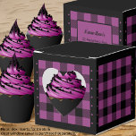 Ballotins Boîte de Faveur à Cœur - Vérification de Buffalo V<br><div class="desc">Boîte de faveur de cœur violet et noir à carreaux buffalo. Le texte au dos de la boîte est personnalisable. Si vous utilisez le bouton / outil «modifier le design», vous pouvez également ajouter vos propres images / photos. D'autres coloris disponibles. Voir la collection de toutes les tailles de boîtes...</div>