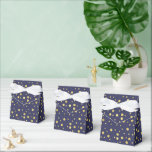 Ballotins Boîte de Faveur Bleu Nuit Élégant à Points Gold<br><div class="desc">Ravissez vos invités avec cette boîte de faveur bleu nuit ornée de points dorés élégants. Parfaite pour les mariages, les anniversaires, les baby showers, les remises de diplômes et les fêtes de fin d'année, cette boîte élégante est idéale pour les bonbons, les bibelots ou les petits souvenirs. Une touche finale...</div>