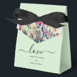 Ballotins Boîte de Faveur d'Amour Verte Menthe Florale<br><div class="desc">La boîte à cadeaux Floral Mint Green Love Favor est un mélange charmant d'élégance et de fraîcheur, parfait pour les mariages, les douches de mariée et les célébrations spéciales. Conçue dans une teinte verte menthe apaisante avec des accents floraux délicats, elle dégage de la romance et de la sophistication. La...</div>