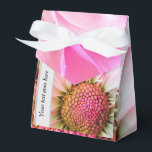 Ballotins Boîte de faveur de Daisy rose qui peut être person<br><div class="desc">Jolie boîte de faveur qui est prête à être personnalisée avec vos propres noms ou message. Idéal pour les mariages,  les anniversaires,  les événements d'entreprise ou les réunions de famille</div>