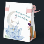 Ballotins Boîte de Faveur de Mariage Boho Lotus & Lune avec<br><div class="desc">Ajoutez une touche magique à votre célébration de mariage avec cette jolie boîte à cadeaux bohème. Avec des illustrations artistiques de mains, d'anneaux de mariage, d'étoiles et d'une fleur de lotus sereine sous une lune croissante, cette boîte est parfaite pour offrir de petits cadeaux ou friandises à vos invités. La...</div>