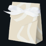 Ballotins Boîte de faveur de tente de modèle organique simpl<br><div class="desc">Ajoutez une élégance discrète à vos événements avec cette boîte de faveur de tente de modèle organique simple crème beige. Dotée d'un design minimaliste et d'une construction solide, elle est parfaite pour les mariages, les douches ou les fêtes, contenant des friandises, des cadeaux ou des souvenirs avec une touche naturelle...</div>