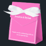 Ballotins Boîte de faveur de traitement de fête<br><div class="desc">Cette boîte de faveur de fête est présentée dans une couleur rose chaud élégante et blanche.
Personnalisez cet article et remplacez le texte d'exemple par le vôtre.
Conseil : il suffit d'ajouter vos excellents friandises et un ruban de fête.</div>