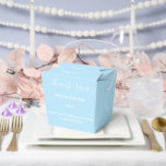 Ballotins Boîte de faveur de traitement de fête<br><div class="desc">Cette boîte de faveur de fête est présentée dans une élégante couleur bleu clair.
Personnalisez cet article et remplacez le texte d'exemple par le vôtre.
Conseil : il suffit d'ajouter vos excellents traitements et un ruban de fête.</div>