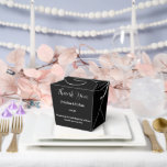 Ballotins Boîte de faveur de traitement de fête<br><div class="desc">Cette boîte de faveur de fête est présentée dans une couleur noire élégante.
Personnalisez cet article et remplacez le texte d'exemple par le vôtre.
Astuce : il suffit d'ajouter vos excellents traitements et un ruban de fête.</div>