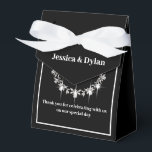 Ballotins Boîte de faveur de traitement de fête<br><div class="desc">Cette boîte de faveur de fête est présentée dans une couleur élégante noir et blanc avec un accent de scintillement de diamant au centre avant. Personnalisez cet article et remplacez le texte d'exemple par le vôtre grâce à ce modèle. Conseil : Ajoutez simplement vos excellents traitements et ajoutez un ruban...</div>