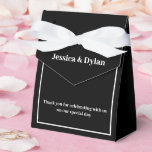 Ballotins Boîte de faveur de traitement de fête<br><div class="desc">Cette boîte de faveur de fête est présentée dans une couleur élégante noir et blanc.
Personnalisez cet article et remplacez le texte d'exemple par le vôtre.
Conseil : Ajoutez simplement vos excellents traitements et ajoutez un ruban de fête.</div>