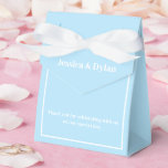 Ballotins Boîte de faveur de traitement de fête<br><div class="desc">Cette boîte de faveur de fête est présentée dans une couleur bleu clair et blanc élégante.
Personnalisez cet article et remplacez le texte d'exemple par le vôtre.
Conseil : il suffit d'ajouter vos excellents traitements et un ruban de fête.</div>