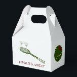 Ballotins Boîte de faveur en papier, pignon 4x2,5x5<br><div class="desc">Ajoutez une touche de sophistication à votre événement avec notre élégante boîte de faveur en papier Tennis et Martini. Parfaite pour les amateurs de tennis et les amateurs de martini, cette boîte de faveur magnifiquement conçue présente de charmantes illustrations de raquettes de tennis et de verres à martini, capturant l'amusement...</div>