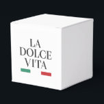 Ballotins Boîte de faveurs La Dolce Vita<br><div class="desc">Capturez le charme des célébrations italiennes avec la boîte de faveurs "La Dolce Vita". Avec une typographie noire intemporelle et des accents verts et rouges classiques de l'Italie, cette boîte ajoute de la sophistication aux mariages, aux fêtes et aux occasions spéciales. Idéale pour les faveurs, les souvenirs ou les petits...</div>