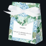 Ballotins Boîte de friandises à motif d'hortensia pour fête<br><div class="desc">La boîte de faveurs de fête est présentée avec une impression florale d'hortensia. 
Personnalisez cet article et remplacez le texte d'exemple par le vôtre.
Conseil : il suffit d'ajouter vos délicieuses friandises et un ruban de fête.



Image sous licence</div>