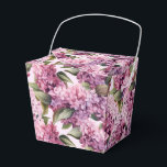 Ballotins Boîte de friandises à motif lilas pour fête<br><div class="desc">La boîte de faveur de fête est présentée avec un imprimé floral de lilas. 
Personnalisez cet article ou achetez-le tel quel.
Astuce : il suffit d'ajouter vos excellentes friandises et un ruban festif.



Image sous licence</div>