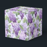 Ballotins Boîte de friandises à motif lilas pour fête<br><div class="desc">La boîte de faveurs de fête est illustrée avec un motif floral de lilas. 
Personnalisez cet article ou achetez-le tel quel.
Conseil : il suffit d'ajouter vos excellentes friandises et un ruban de fête.



Image sous licence</div>