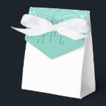 Ballotins Boîte de friandises à paillettes dégoulinantes pou<br><div class="desc">La boîte de faveurs de fête est illustrée avec une impression de fausses paillettes dégoulinantes de couleur aqua sur le rabat avant. Parfait pour offrir des friandises en cadeau. Personnalisez cet article ou achetez-le tel quel. Conseil : il suffit d'ajouter vos excellentes friandises et un joli ruban. Impression sous licence...</div>