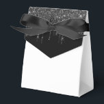 Ballotins Boîte de friandises à paillettes dégoulinantes pou<br><div class="desc">La boîte de faveurs de fête est illustrée avec une fausse impression de paillettes dégoulinantes noir et blanc sur le rabat avant. Parfait pour offrir des friandises en cadeau. Personnalisez cet article ou achetez-le tel quel. Conseil : il suffit d'ajouter vos excellentes friandises et un joli ruban. Impression sous licence...</div>