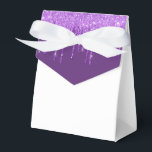 Ballotins Boîte de friandises à paillettes dégoulinantes pou<br><div class="desc">La boîte de faveurs de fête est illustrée avec une impression de fausses paillettes dégoulinantes violettes sur le rabat avant. 
Parfait pour offrir des friandises en cadeau. Personnalisez cet article ou achetez-le tel quel.
Conseil : il suffit d'ajouter vos excellentes friandises et un joli ruban.




Impression sous licence</div>