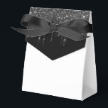 Ballotins Boîte de friandises à paillettes qui coulent pour<br><div class="desc">La boîte de cadeaux de fête est illustrée avec une fausse impression de paillettes qui coulent en noir et blanc sur le rabat avant. Parfait pour offrir des friandises en cadeau. Personnalisez cet article ou achetez-le tel quel. Conseil : il suffit d'ajouter vos excellentes friandises et un joli ruban. Impression...</div>