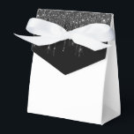 Ballotins Boîte de friandises à paillettes qui gouttent pour<br><div class="desc">La boîte de cadeaux de fête est présentée avec une fausse impression de paillettes noires et blanches qui gouttent sur le rabat avant. Parfait pour offrir des friandises en cadeau. Personnalisez cet article ou achetez-le tel quel. Conseil : il suffit d'ajouter vos excellentes friandises et un joli ruban. Impression sous...</div>