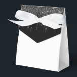 Ballotins Boîte de friandises à paillettes qui gouttent pour<br><div class="desc">La boîte de cadeaux de fête est présentée avec une fausse impression de paillettes noires et blanches qui gouttent sur le rabat avant. Parfait pour offrir des friandises en cadeau. Personnalisez cet article ou achetez-le tel quel. Conseil : il suffit d'ajouter vos excellentes friandises et un joli ruban. Impression sous...</div>