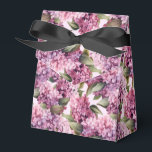 Ballotins Boîte de friandises à thème lilas<br><div class="desc">La boîte de faveur de fête est présentée avec une impression florale de lilas. 
Personnalisez cet article ou achetez-le tel quel.
Conseil : Ajoutez simplement vos excellentes friandises et un ruban festif.



Image sous licence</div>