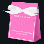 Ballotins Boîte de friandises de fête<br><div class="desc">Cette boîte de friandises de fête est présentée dans une élégante couleur rose chaud et blanc.
Personnalisez cet article et remplacez le texte d'exemple par le vôtre.
Astuce : il suffit d'ajouter vos délicieuses friandises et un ruban de fête.</div>