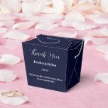 Ballotins Boîte de friandises de fête<br><div class="desc">Cette boîte de friandises de fête est présentée dans une élégante couleur marine.
Personnalisez cet article et remplacez le texte exemple par le vôtre.
Astuce : il suffit d'ajouter vos délicieuses friandises et un ruban de fête.</div>