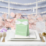 Ballotins Boîte de friandises de fête<br><div class="desc">Cette boîte de friandises de fête est présentée dans une élégante couleur sauge.
Personnalisez cet article et remplacez le texte d'exemple par le vôtre.
Conseil : il suffit d'ajouter vos délicieuses friandises et un ruban de fête.</div>